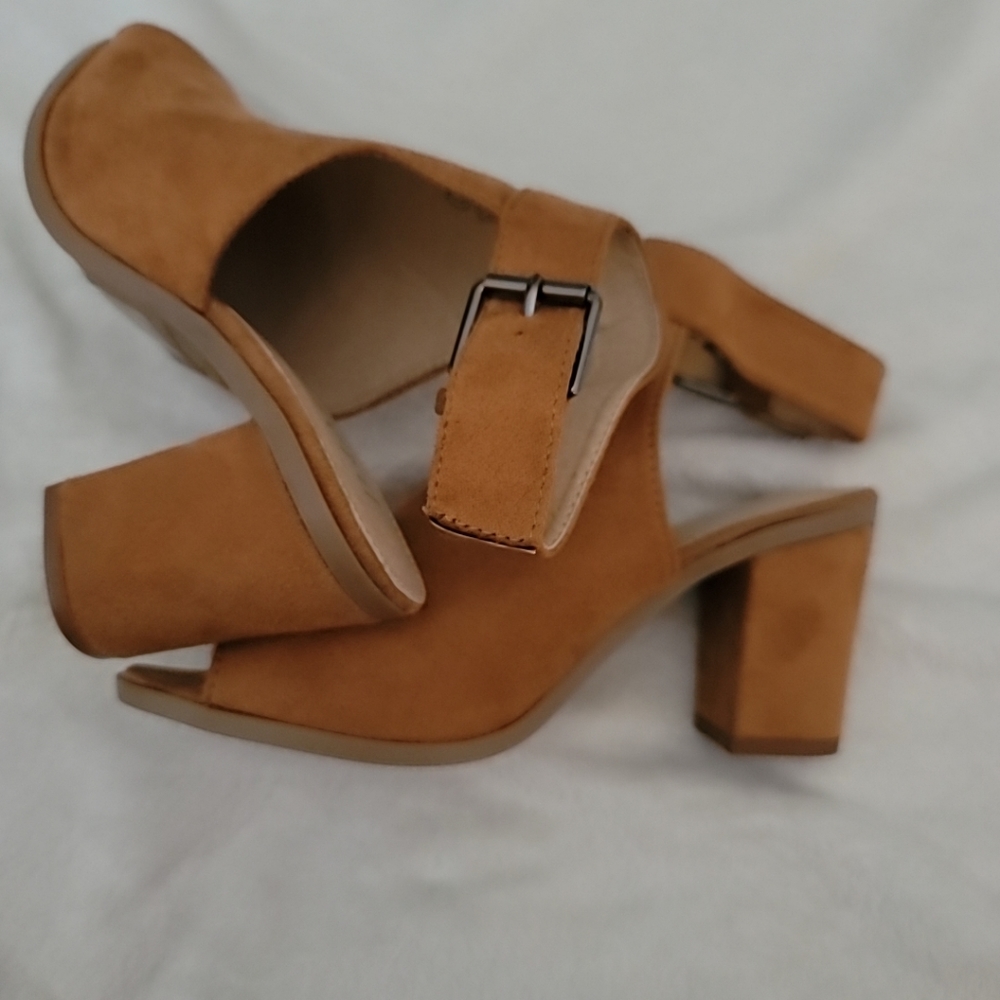 Last pairs  TAN SUE heels PRICE IS FIRM - Picture 4 of 4